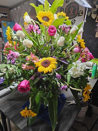 LARGE TABLEPIECE ON A PEDESTAL